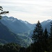 beim Aufstieg zu Küng's Maisäß gibt der Wald den Blick zum Arlberg frei