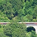 Unten im Klostertal der Railjet auf der Arlbergbahnstrecke