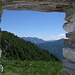 Blick durch die Türe eines Alpstalls auf der Alpe della Bassa auf die Gridone-Gruppe
