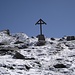 a sinistra della Baita Cernello, la croce messa dal CAI di Alzano Lomabrdo e gestori della Baita.
Ore 10,08  c'è neve!!!!!!!