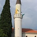 Die Moschee Džamija Skender Čauševa in der Altstadt (Stara Varoš) von Podgorica (45m). Die Altstsdt besteht nahezu nur aus kleinen Wohnhäuser.