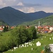 Plav (945m) am Rande des Prokletije. Die Stadt ist mehrheitlich muslimisch da die meisten Einwohner Bosniaken und Albaner sind.<br /><br />Im Hintergrund ist der Berg Crveni krš (1778m) auf den von Plav aus ein Bergwanderweg hinauf geht.
