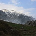 Endlich bin ich über den Wolken und sehe hinauf auf die Berghänge von Maja Nika wo doch noch einiger Reastschnee liegt.