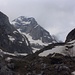Nach dem steilen Aufstieg von der Alpebene Katun Grlata über eine verkarstete Flanke erreicht man das Hochtal Skripa wo einem plötzlich der wuchtige Gipfel Zla Kolata / Kolata e Keq (2534m) gegenüber steht.