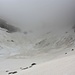 Beim steilen Aufstieg vom Ćafa e Preslopit / Qafa e Preslopit (2039m) hinauf zum Sattel Dvojni Prevoj (2430m) erreicht man auf knapp 2200m einen etwas flachen Talkessel. <br /><br />Der Sattel Dvojni Prevoj war während meines Aufstiegs zeitweise im Nebel.
