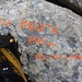 Zla Kolata / Kolata e Keq (2534m):<br /><br />Beschriftung auf einem grossen Stein beim Gipfelsteinmann.