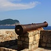 Alte Kanone auf der Befestigungsanlage beim Naturhafen von Petrovac na Moru.