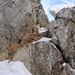 brüchige Felsen oberhalb der Scharte; ein altes Seil hing auch noch in der Landschaft rum