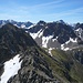 Gratverlauf von der Hochgehrenspitze zur Oberstdorfer Hammerspitze, dahinter rechts die Schafalpenköpfe, über die der Mindelheimer Klettersteig führt