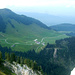 Gipfelblick über Schuttannen ins dunstige Rheintal bis zum Bodensee.