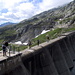 Passage sur le mur du barrage du lac de Lucendro