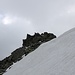 <b>A quota 2715 m tolgo gli sci e con l’aiuto della piccozza affronto il cornicione di neve. Sono sul confine tra Ticino e Vallese.</b> 