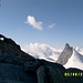 über den felsigen Gipfel Blick auf das felsige und steile Rimpfischhorn