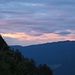 Wenig vertrauenerweckender Sonnenaufgang über dem Südtiroler Land.