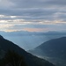 Der Talkessel von Meran und Teile der Dolomiten am frühen Morgen - mühsam kämpft sich die Sonne durch die heute relativ dichten Wolken.
