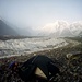 Lager auf der "Grauen Moräne" - sichtbar als weiße Spitze der Khan Tengri (6998m).