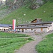 Als ich am großen Berggasthof Oberkaser vorbeikomme, frühstücken dort einige Bergwanderer auf der Terrasse.