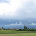 Derrière le village de Fresens, le ciel devient menaçant