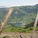 Blick vom P. 1751 über den Schwarzsee zur dicken, geschlossenen Nebeldecke über dem Mittelland