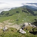 Nebelmeer - und Teile unseres Aufstieges:<br />von der Alp Hürlisboden zur Salzmatt (Bildmitte) und dem Gratrücken nach hoch