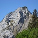 Erster Blick auf die imposanten Felsen der Rigi-Hochflue beim Aufstieg nach Egg (1288 m)