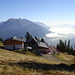 Blick über die Roßkogelhütte ins schöne Karwendel; über Innsbruck lag noch der für die Jahreszeit typische Talnebel