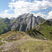 Abstieg vom Hahnkampl  zum Gramai Alm Hochleger - Blick nach Nordwesten zum Gamsjoch (mittig), Binssattel und Gramaijoch (rechts)