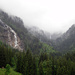 Der Aufstieg erfolgt in dieses Tal und dann in die Höhe Richtung Nebel. Links Wasserfall Tungelschuss, Bildmitte Wasserfall Geltenschuss
