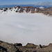 Auf dem Kraterrand des Puyehue Vulkan mit Sicht in den Schneebedeckten Krater