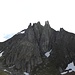 <b>È possibile che il toponimo Schwarzlochhorn derivi da questi pinnacoli (corna) posti ad ovest della cima</b>.