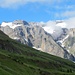 Alpine Gebirgswelt über saftig-grünen Wiesen (von der Bywaldalp gesehn)