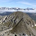 <b>La salita al Blauberg (2729 m) lungo la cresta SE richiede prudenza: la pendenza è di 42°! 
Presumo che sia più "facile" con la neve.
La "montagna blu" deve forse il suo nome al colore bluastro delle sue rocce.</b>