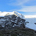Am nächsten Tag Sonnenschein. Links das Bishorn mit Vorgipfel, ind der Mitte Stierberg (3507 m) und rechts der Turtmann-Gletscher. Diesen sind wir im oberen Teil rechts teilweise im Fels hochgestiegen.