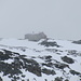 Die Tracuit Hütte im Nebel