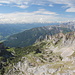Gipfel Hochiss - Blick nach Süden: Dalfazer Wände (rechts), Gschöllkopf (links). Im Hintergrund u. a. Rofangebirge (rechts) und Inntal (links). 