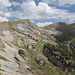 Gipfel Rotspitze - Blick nach Norden zu Hochiss (etwas links der Mitte) und Spieljoch (etwas rechts der Mitte). Unten: Lange Gasse.