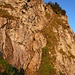 Über die felsige Rampe führt der kleine Besler-Klettersteig