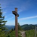 Piesenkopf (1630m) - rechts vom Kreuz der doppelgipfelige Feuerstätterkopf, ein ebenfalls lohnender Wandergipfel