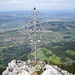 Gegensatz zum monströsen Denkmal - das bescheidene alte Eisenkreuz über dem Alpenvorland