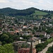 Wettingen, vor den Hügeln des Bannholzes gelegen, von der Ruine Stein aus gesehen. Die einwohnermässig grösste Aargauer Gemeinde präsentiert sich aus dieser Optik durchaus dörflich.