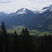 Blick auf die beiden Gipfelziele Krinnenspitze (2000 m) in der Bildmitte und Litnisschrofen (2068 m) rechts, an denen wir Donnerstag wegen der Verhältnisse umkehrten