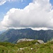 Eine Wolkenbank "sitzt" auf der Fronalpstockkette über dem Riemenstaldner Tal.