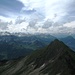 Blick nach Süden Richtung Lechquellengebirge, Silvretta und Rätikon (schon getrübt durch Quellwolken)