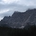 Groß und mächtig : die Westflanke des Zugspitzmassivs ist früh am Morgen noch in Wolken gehüllt.