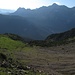 Rückblick von kurz unter dem Meirtljoch: über dem Anstieg durch das Meirtl das Wetterstein-Massiv.