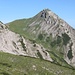 Blickt man vom Meirtljoch nach Westen, dann beherrscht der Plattberg / die Hochschrutte das Erscheinungsbild der Ammergauer Berge.