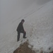 Das erste Schneefeld am Wörnersattel war weniger schlimm als es zunächst aussah. Vorsicht war dennochgeboten. Jonas beim Erkunden der Verhältnisse.