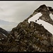 Gipfel Rossalpelispitz 2075m, die Traverse unter dem Schneefeld ist mit einem Stahlseil gesichert