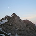 Mond und erste Morgensonne über Rossalpelispitz und Zindlenspitz