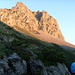Die Raffelspitze 2323m im Morgenlicht. Über das Geröllfeld rechts unterhalb lief kurz danach eine Gemse.